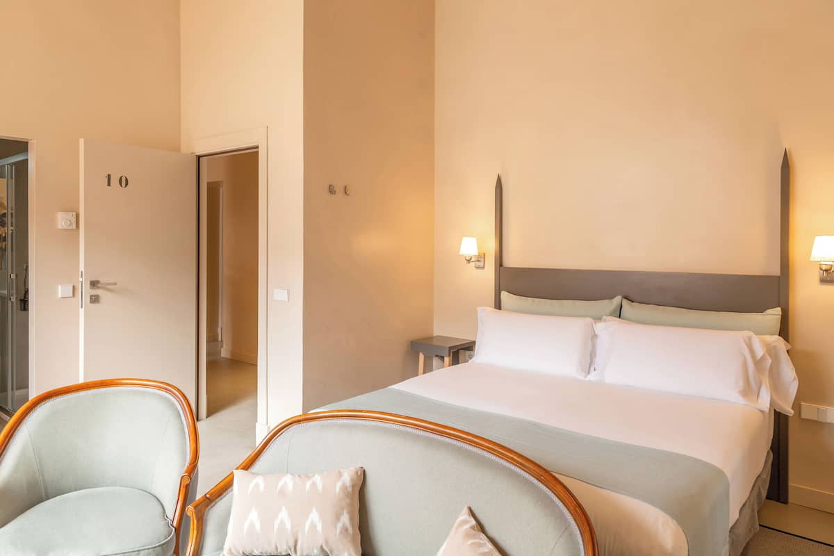 In-room safe, desk, laptop workspace, soundproofing