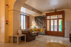 Flat-screen TV, Netflix