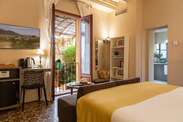 Romantic Room | In-room safe, desk, laptop workspace, soundproofing
