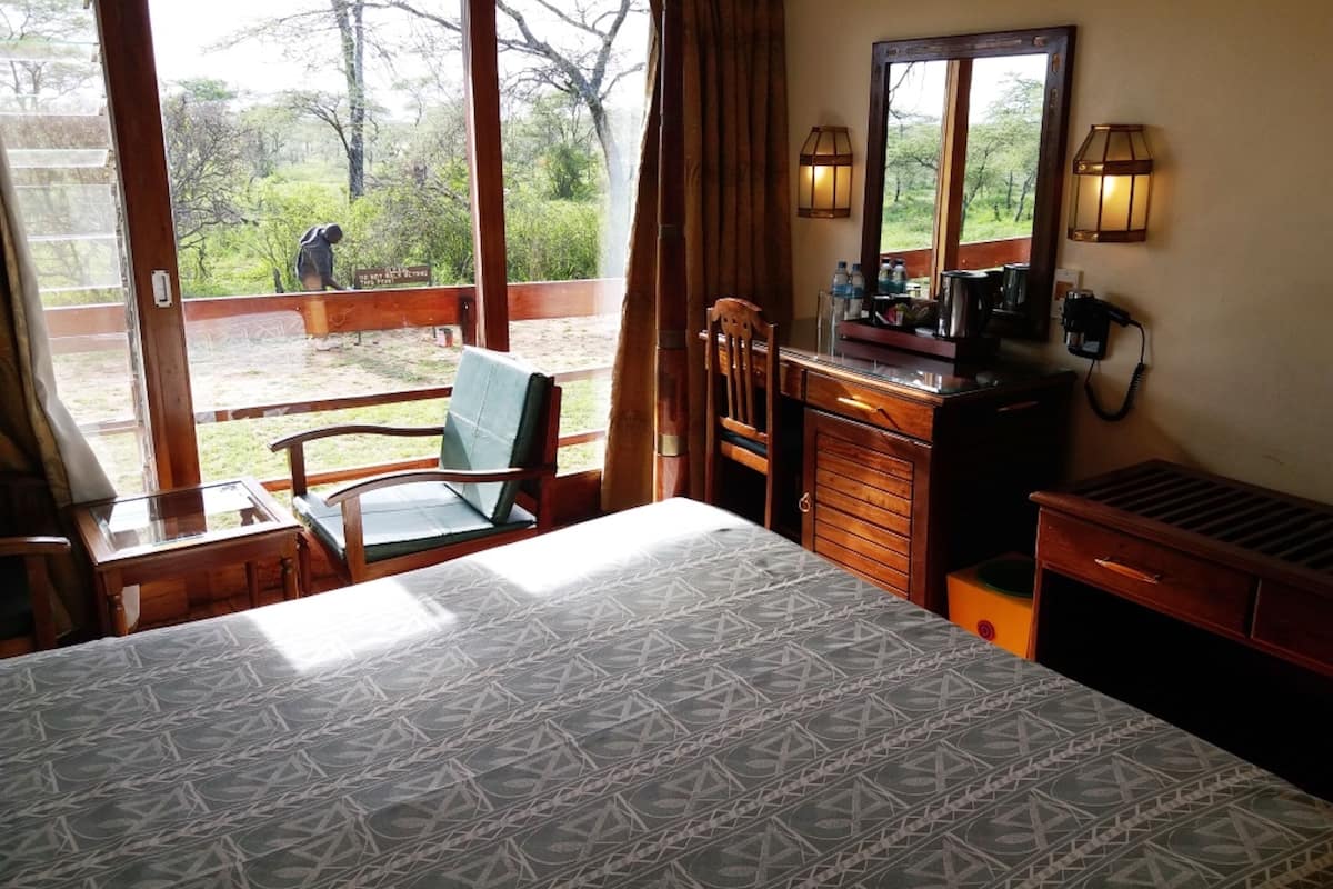 in-room safe, desk, bed sheets