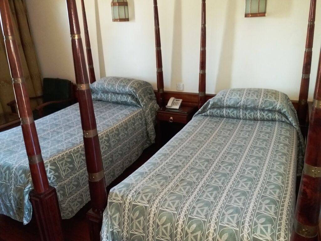 Coffre-fort, bureau, literie fournie