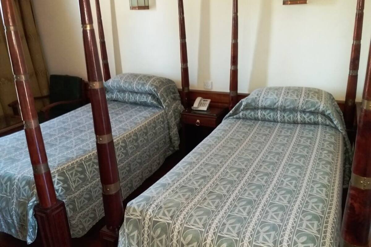 Coffres-forts dans les chambres, bureau, draps fournis
