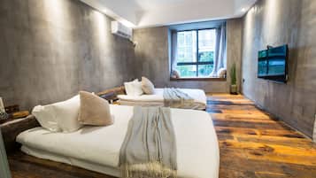 Habitación familiar | Escritorio, cortinas blackout y tabla de planchar con plancha