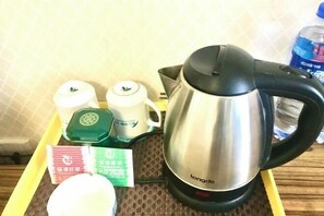 A stainless steel electric kettle on a tray with tea bags and a teapot. - Everyday Inn (Hefei Fengyang Road) (Hefei)