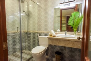 シャワー、バスアメニティ (無料)、ヘアドライヤー、スリッパ