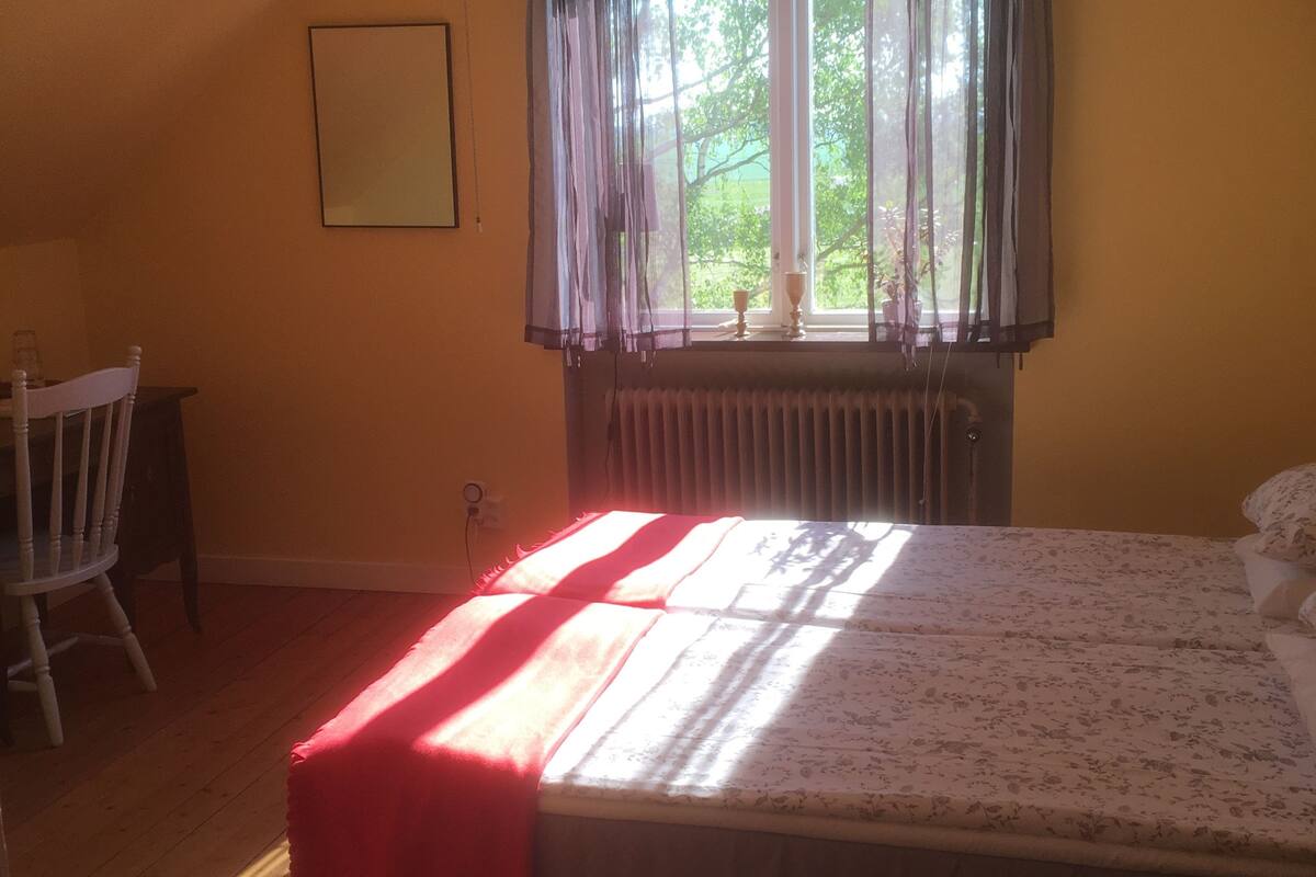 Habitación doble, baño compartido | Decoración personalizada, cunas y ropa de cama