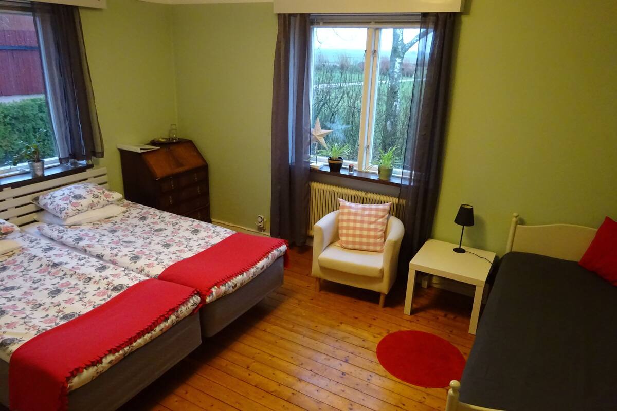 Habitación triple, baño compartido | Decoración personalizada, cunas y ropa de cama