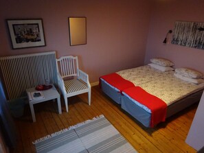 Habitación doble, baño compartido | Decoración personalizada, cunas y ropa de cama