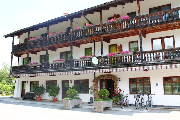 Vista frontal de la propiedad