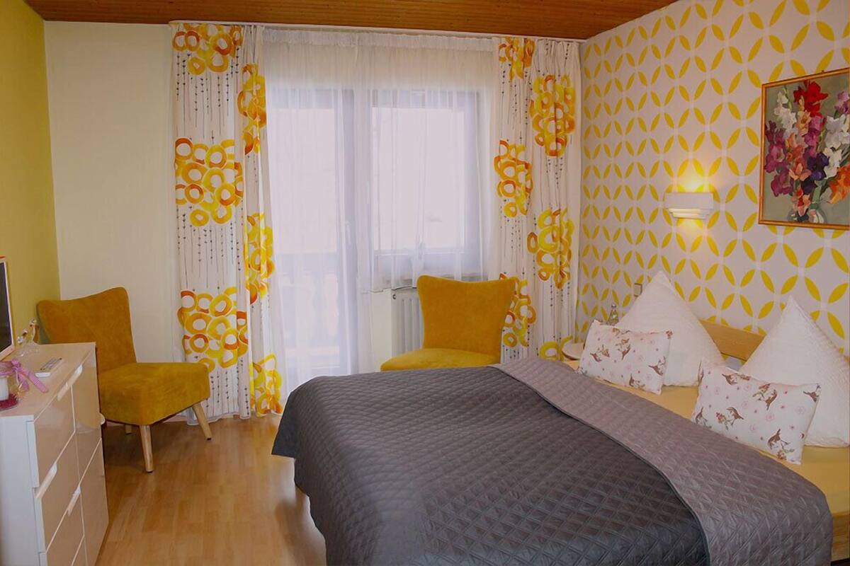 Habitación doble estándar, para no fumadores, balcón | Caja de seguridad en la habitación, wifi gratis y ropa de cama