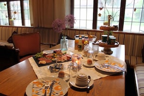 Desayuno a la carta (EUR 11 por persona)