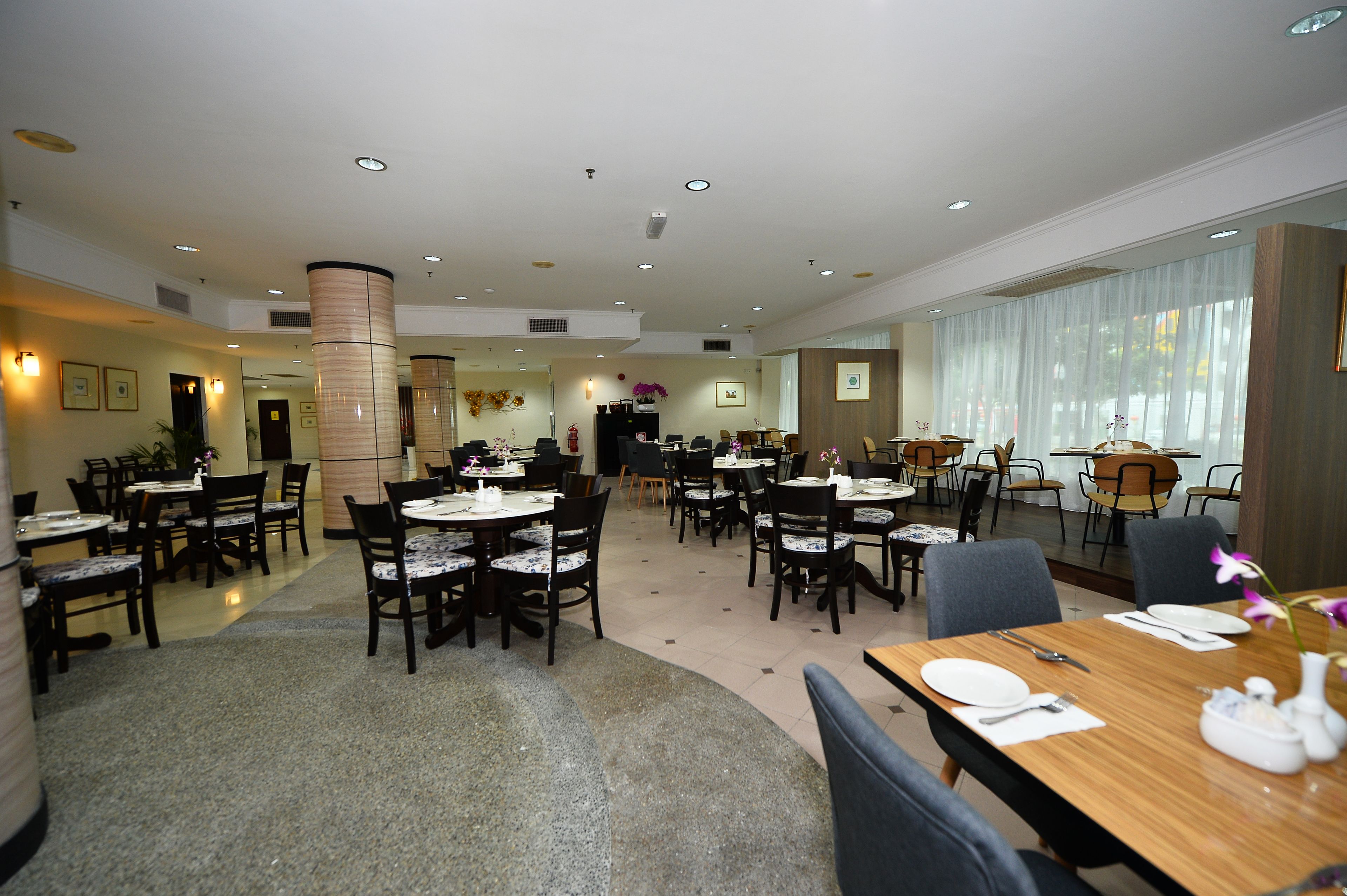 daily cooked-to-order breakfast for a fee