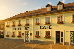 Un edificio con un letrero que indica un hotel y una cafetería.