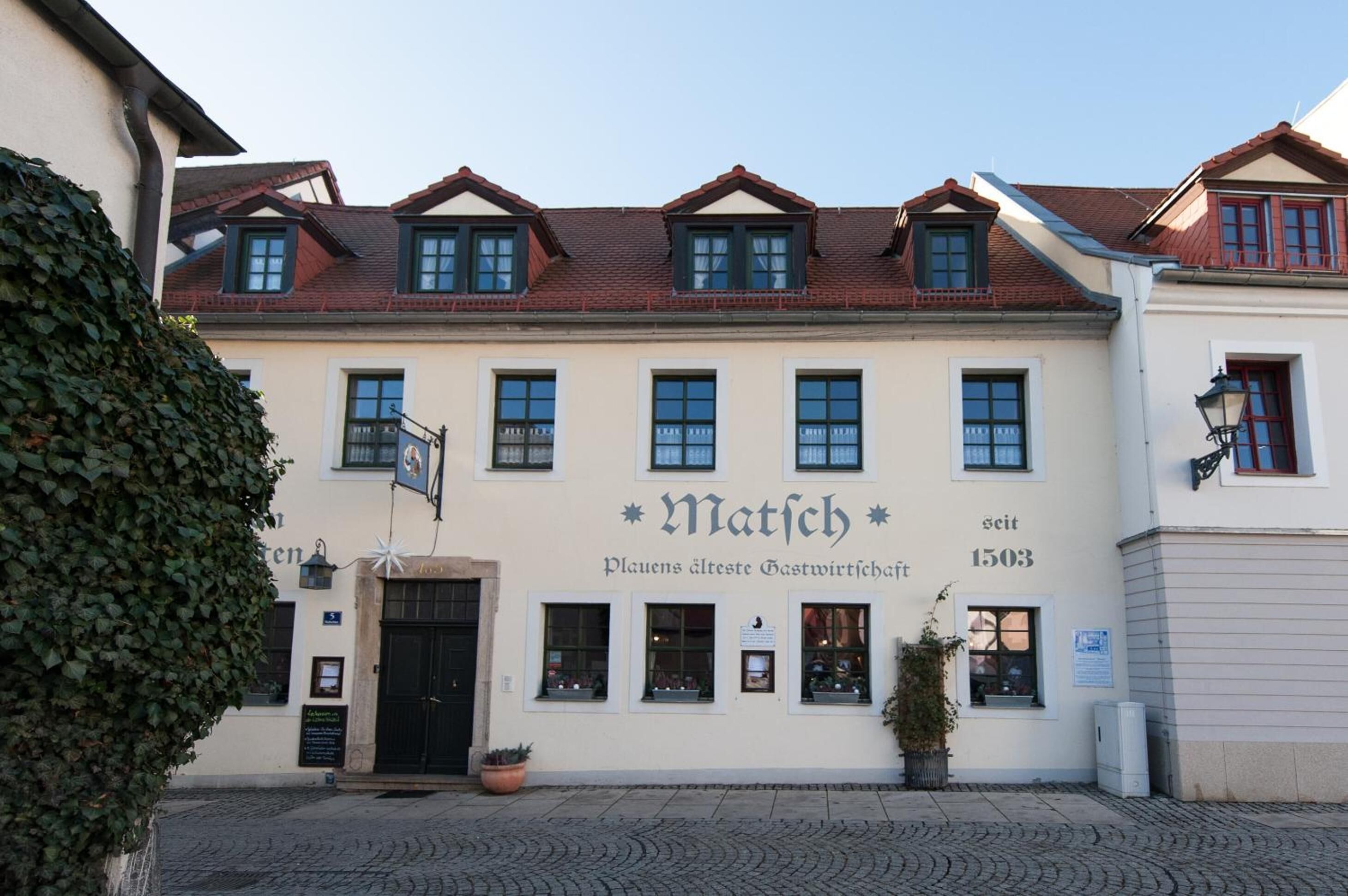 Un edificio con el letrero "Matth" y la dirección "1503".