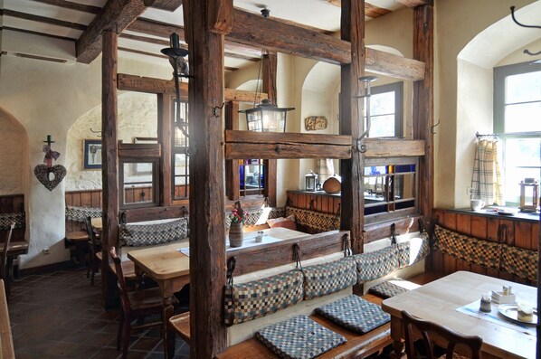 Petit déjeuner buffet (12.90 EUR par personne)