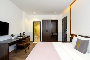 Chambre supérieure (King) | Minibar, coffre-fort, bureau, rideaux d’obscurcissement