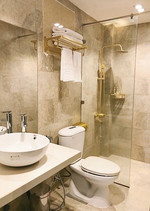 Douche, articles de toilette (gratuits), séchoir à cheveux, pantoufles