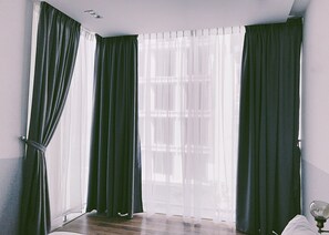 Minibar, in-room safe, desk, blackout curtains - Chill Suites Danang Beach Hotel (Da Nang)