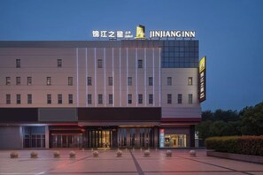 A hotel with a modern facade, a prominent signage, and a well-lit entrance. - Jinjiang Inn (Xinghua Dainan Town Government) (Xinghua)