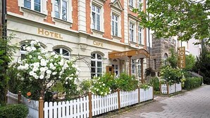 A hotel with a cafe and a restaurant named 'Burgkof' on the ground floor. - Burghof (Hof)