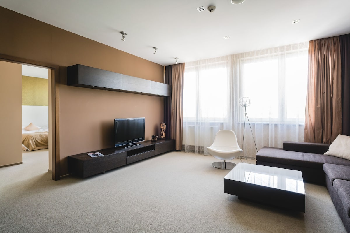 Suite | Minibar, brankas, meja kerja, dan tirai kedap cahaya