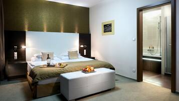 Suite | Een minibar, een kluis op de kamer, een bureau, verduisterende gordijnen