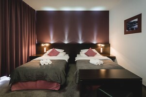 商务双人房或双床房 | 迷你吧、客房内保险箱、办公桌、遮光窗帘