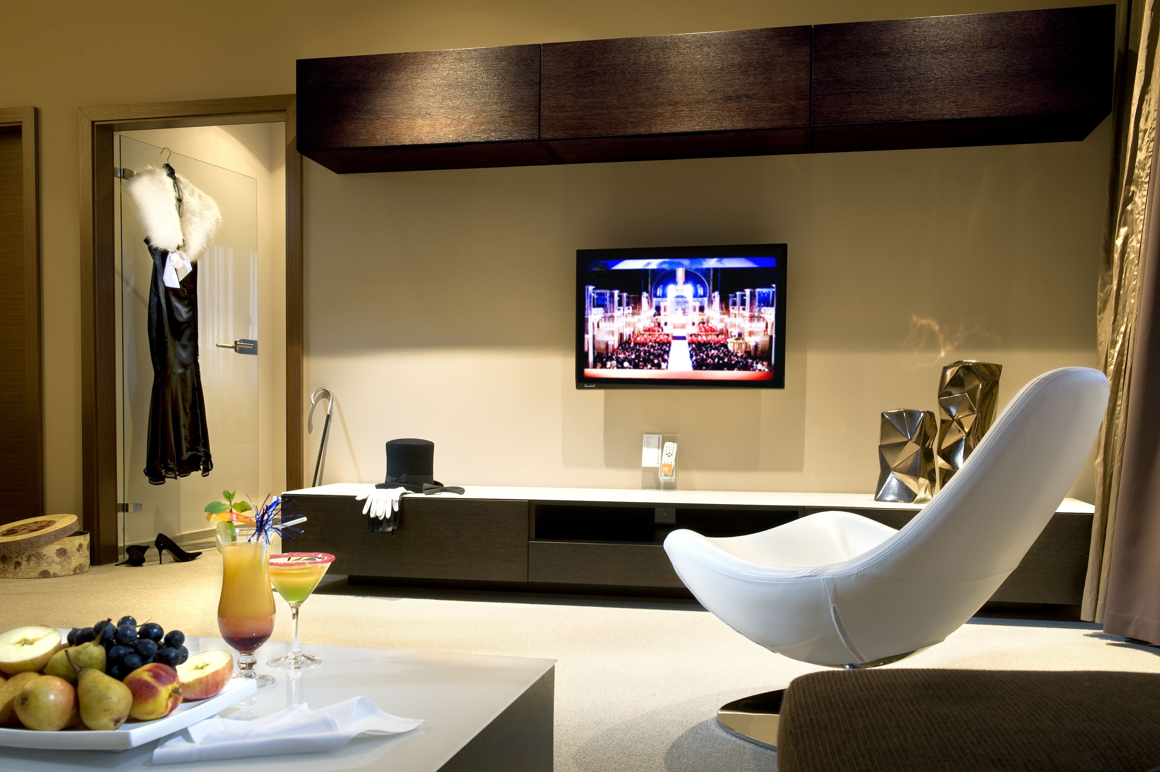 suite | minibar, in-room safe, desk, blackout curtains