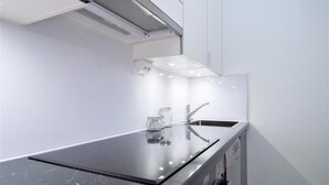 Grand réfrigérateur, micro-ondes, four, plaque de cuisson