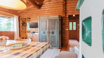 Deluxe-Chalet | Wohnbereich | 32-Zoll-Flachbildfernseher mit Premium-TV-Sendern, Fernseher