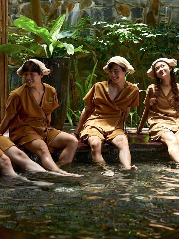 Couples treatment rooms, sauna, hot tub, steam room, body treatments