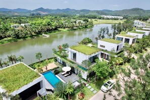 Luxury Villa, 4 Bedrooms, Smoking, Hill View | Lake view
