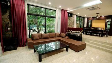 ヴィラ 3 ベッドルーム | 高級寝具、羽毛の掛け布団、セーフティボックス (室内)、遮光カーテン