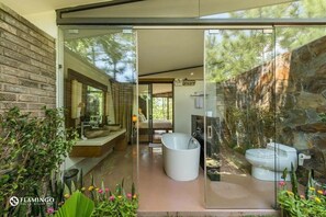 Basic-Villa | Badezimmer | Designer-Toilettenartikel, Haartrockner, Hausschuhe, Bidet