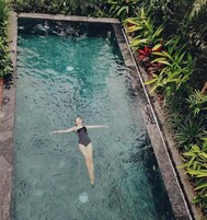 Una piscina cubierta, 3 piscinas al aire libre