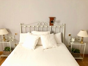 Cortinas blackout, wifi gratis y ropa de cama