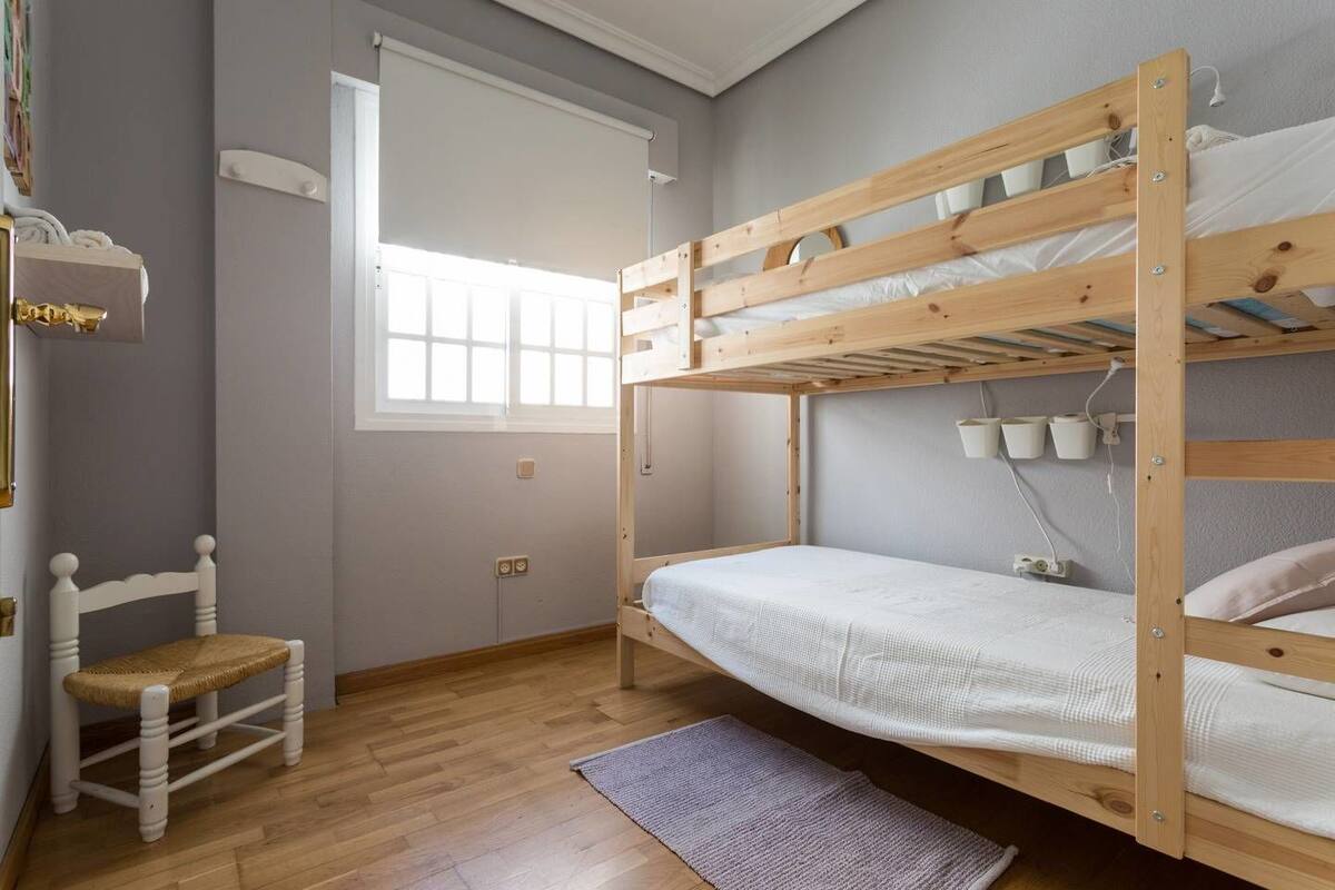 Cortinas blackout, wifi gratis y ropa de cama
