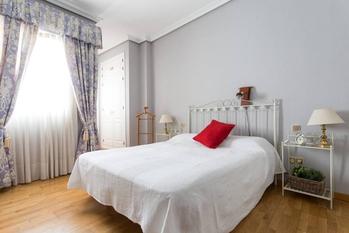 Cortinas blackout, wifi gratis y ropa de cama