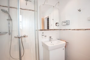 Apartment, 2 Bedrooms (Blaues Land) | Bathroom