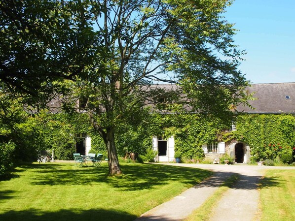 Property grounds - Manoir de Pommery (Sixt-sur-Aff)