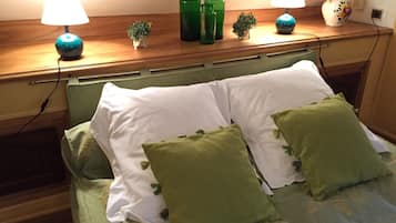Double Room, 1 Double Bed, Non Smoking | Individually decorated, individually furnished, desk, iron/ironing board