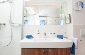 Appartement, 1 slaapkamer, uitzicht op meer, tuin (Jakobsinsel) | Badkamer met wastafel