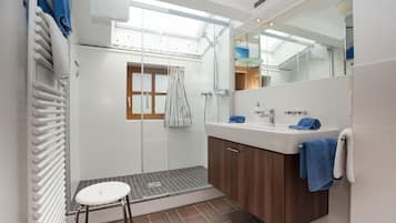 Apartment, 1 Schlafzimmer, Seeblick, zum Garten hin (Jakobsinsel) | Badezimmer | Dusche, Haartrockner, Hausschuhe, Handtücher