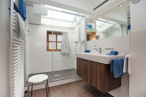 Departamento, 1 habitación, vista al lago, en el área del jardín (Jakobsinsel) | Baño | Regadera, secadora de cabello, pantuflas, toallas 