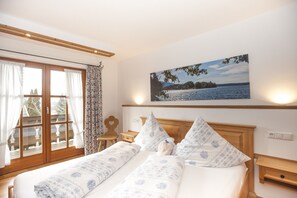 Departamento, 2 habitaciones, vista a la montaña, en el área del jardín (Insel Wörth) | Ropa de cama hipoalergénica y caja de seguridad en la habitación 