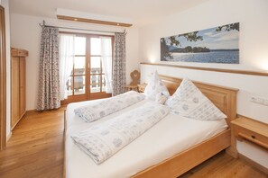 Apartment, 2 Schlafzimmer, Bergblick, zum Garten hin (Insel Wörth) | Allergikerbettwaren, Zimmersafe, individuell dekoriert