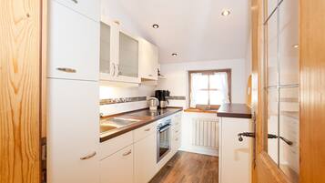 Apartment, 1 Bedroom, Lake View, Garden Area (Jakobsinsel) | Private kitchen | Fridge, microwave, oven, stovetop