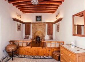 In-room safe, iron/ironing board, free cots/infant beds, free WiFi - CasaLindos Theatro (Rhodes)