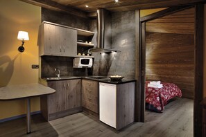 Kjøleskap, mikrobølgeovn, kokeplater og kjøkkenutstyr