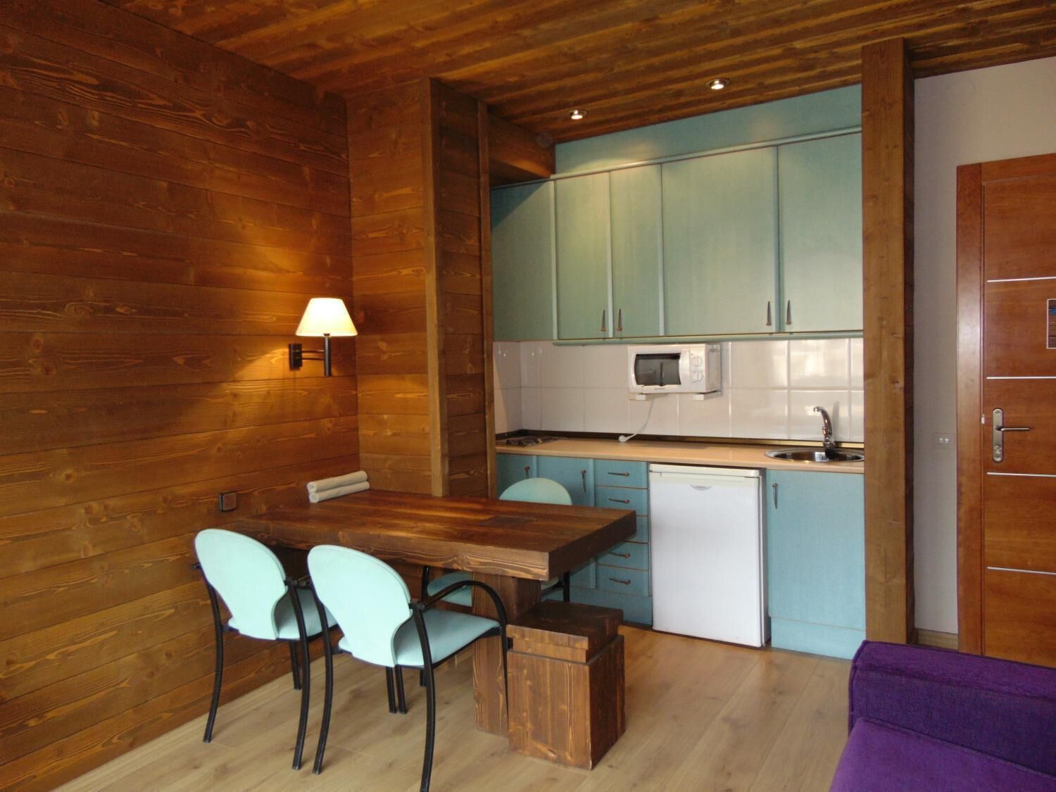 Frigorífico grande, microondas, placa de cocina y utensilios de cocina